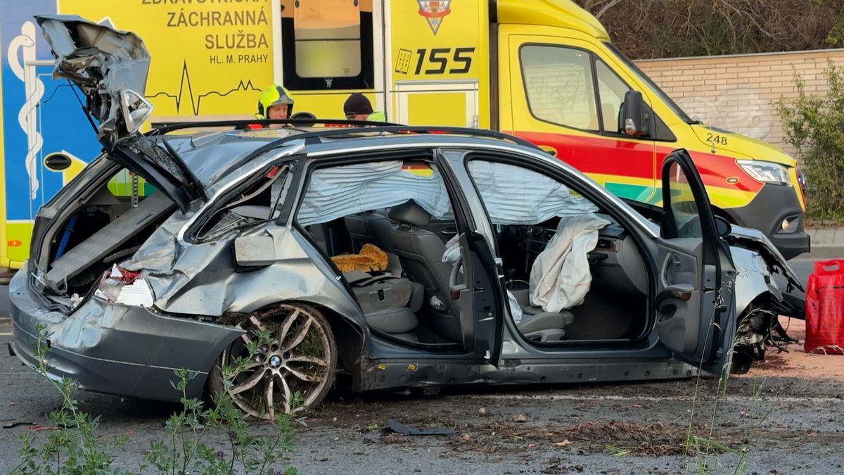 Řidič se svým BMW narazil v pražských Modřanech do zdi. Dva zranění
